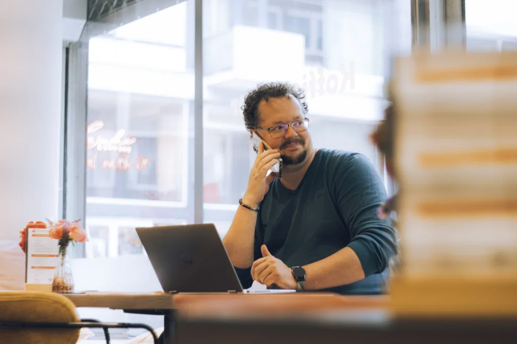 Marco van Ham van NOMAXX aan het werk op zijn laptop