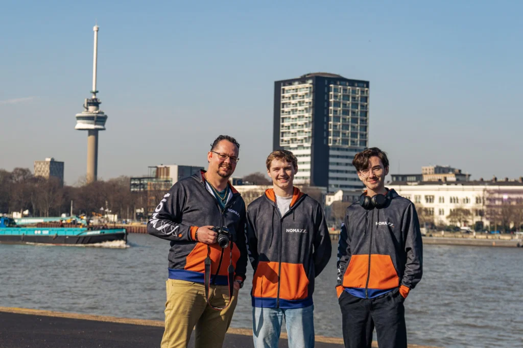 Marco, Jamie en Dies van NOMAXX aan de Maas in Rotterdam, met de Euromast