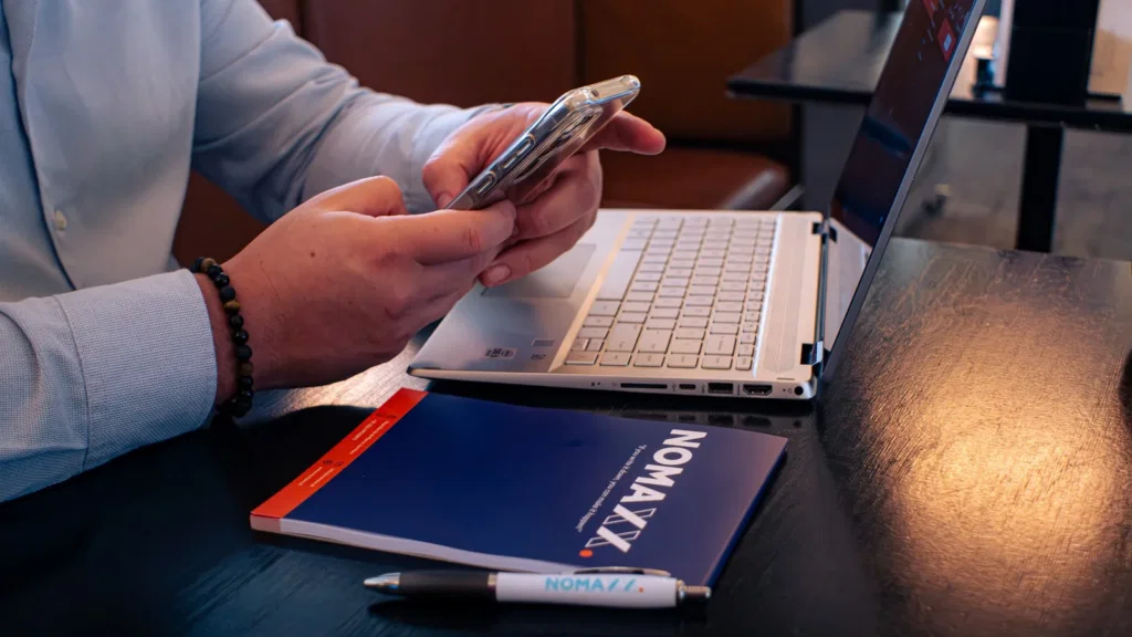 7 tips voor een e-mailcampagne die wel wordt gelezen - nomaxx e-mailcampagne lezen op een smartphone