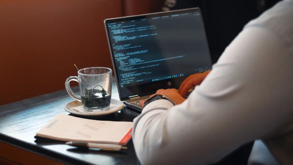 Mag je Mailchimp nog gebruiken? Zo zit het met Mailchimp en de AVG - nomaxx Mailchimp en de AVG, werken aan de nieuwsbrief op de laptop