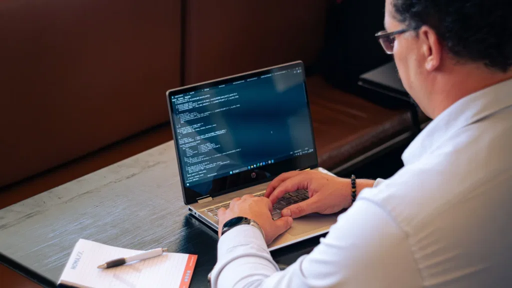 WordPress onderhoud: wat het is en waarom je het niet overslaat - nomaxx WordPress onderhoud, werken aan een website op de laptop