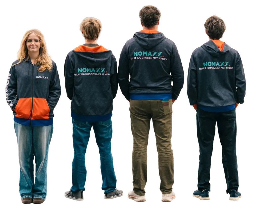 Het NOMAXX-team op de rug gezien, Charlotte kijkt je aan