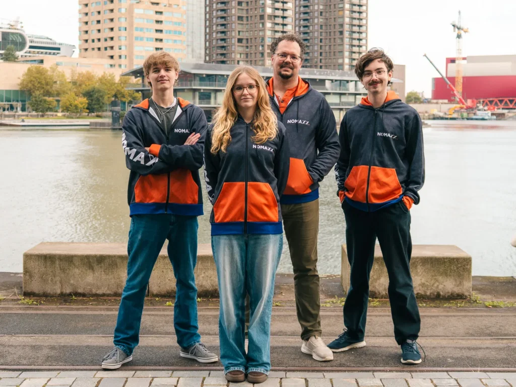 Jamie, Charlotte, Marco en Dies van NOMAXX samen aan het water in Rotterdam