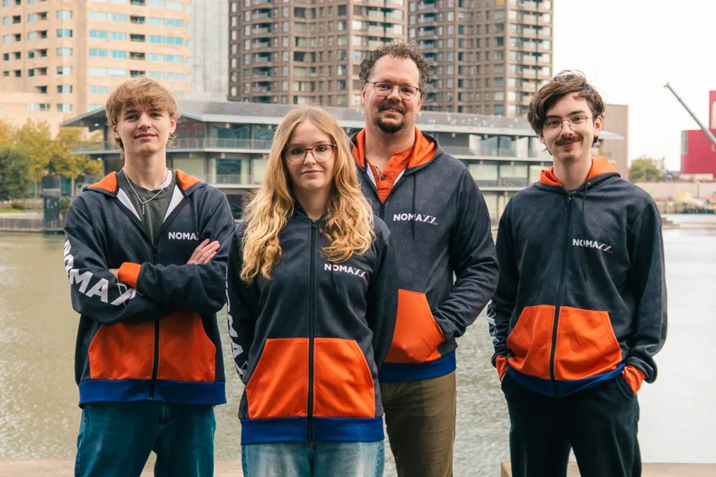 Jamie, Charlotte, Marco en Dies van NOMAXX samen aan het water in Rotterdam