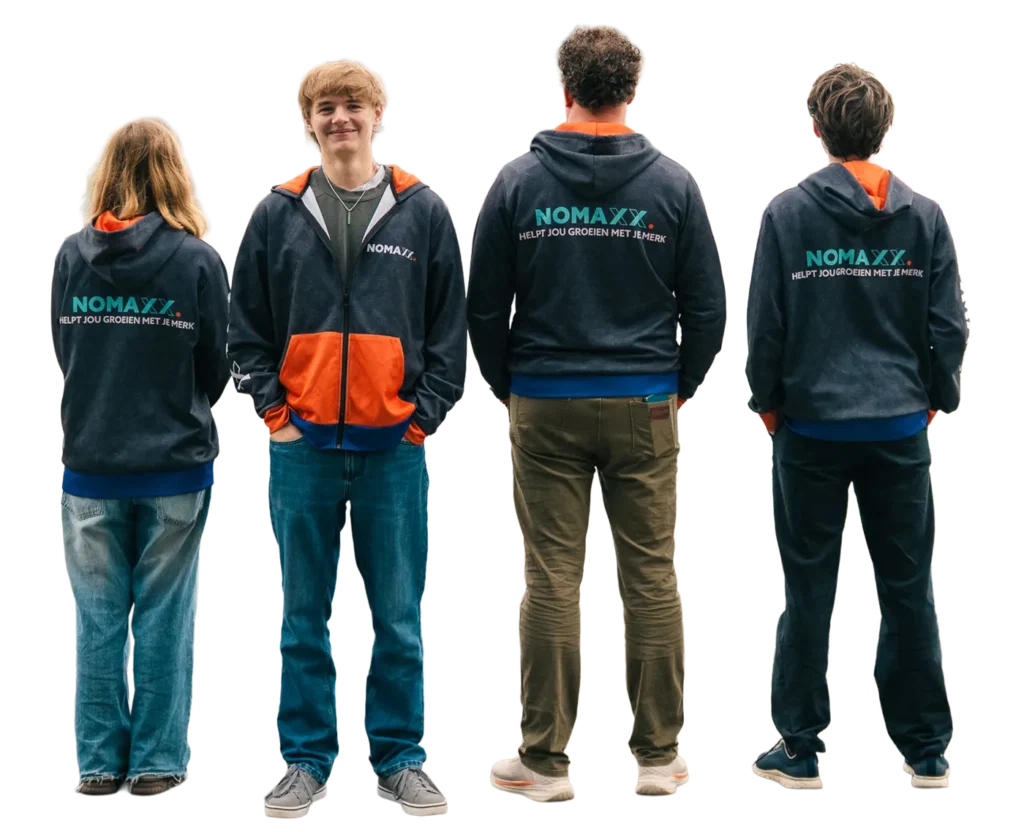 Het NOMAXX-team op de rug gezien, Jamie kijkt je aan