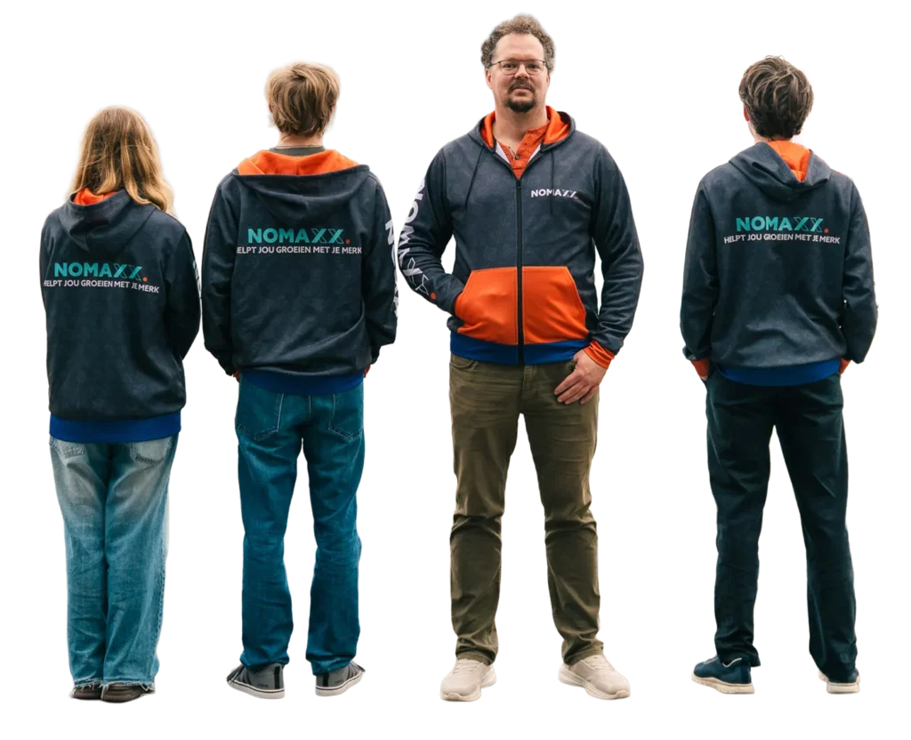 Het NOMAXX-team op de rug gezien, Marco kijkt je aan
